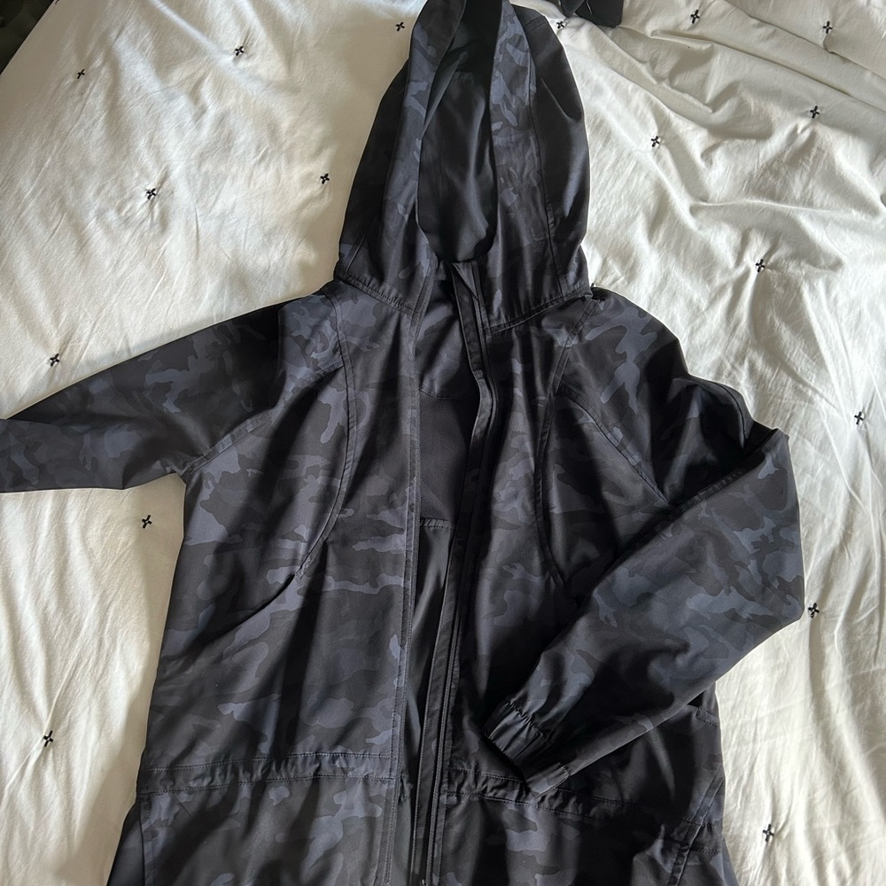 Women’s Lululemon wind/rain jacket. Black/blue camo print. Size 4/6